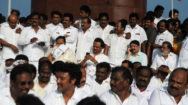 தி.மு.க எம்.எல்.ஏக்கள் கூண்டோடு ராஜினாமா?