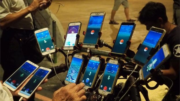 Chen San-yuan's Pokemon Go set up on his bicycle, using 11 smart phones charged with battery packs