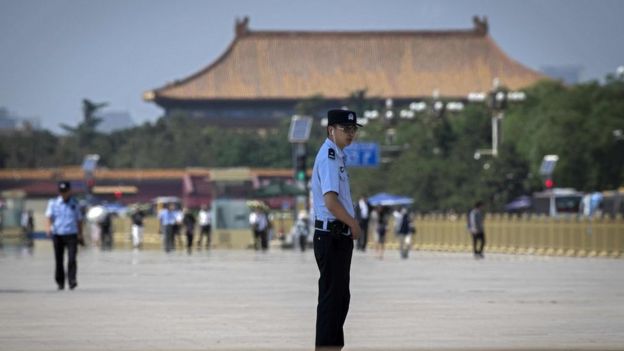 Policía chino en plaza de Tiananmen