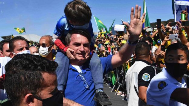 Болсонару снова вышел протестовать против “тирании тотального карантина” 31 мая в столице Бразилиа