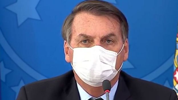 Presidente Jair Bolsonaro concedeu entrevista coletiva usando máscara