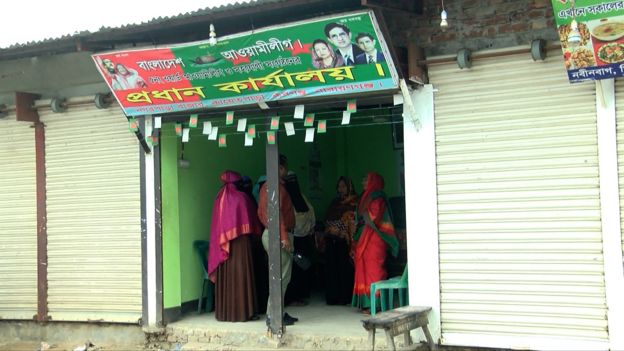 পুরুষদের তুলনায় দলে নারী কর্মীরা গুরুত্ব কম পান বলেই অভিযোগ নারায়ণগঞ্জের রূপগঞ্জ উপজেলার কায়েতপাড়া ইউনিয়ন মহিলালীগের ৫ নং ওয়ার্ডের সভাপতি ফেরদৌসি আহমেদের।