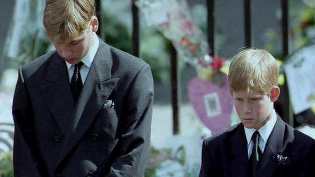 Los príncipes William y Harry, en el funeral de su madre.