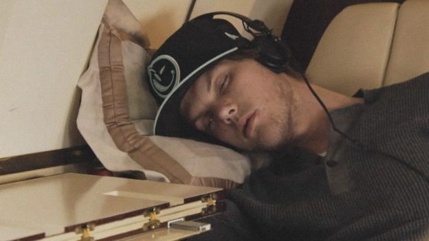 Ao longo do filme, Avicii aparece em momentos de exaustão