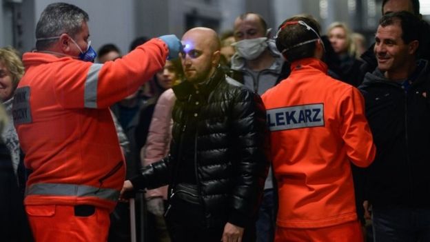 Passageiros passam por triagem em aeroporto na Polônia