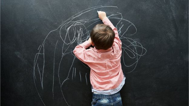 NiÃ±o dibujando con tiza.