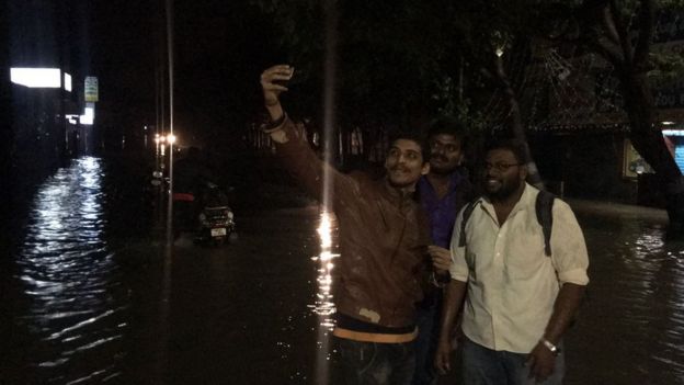 மின் இணைப்பு இல்லை; சாலை எங்கும் வெள்ளம்: நள்ளிரவில் தவித்த சென்னைவாசிகள்