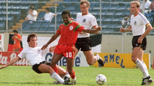 Mouhamed Timoumi du Maroc entouré par les Allemands Briegel, Rummenigge et Matthaeus en 1986.