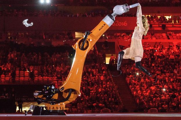 Amy Purdy junto al robot KUKA