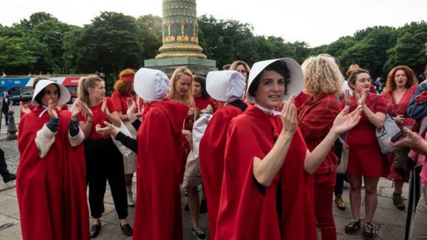 Protesta de mujeres vestidas como los personas de "El cuento de la criada".