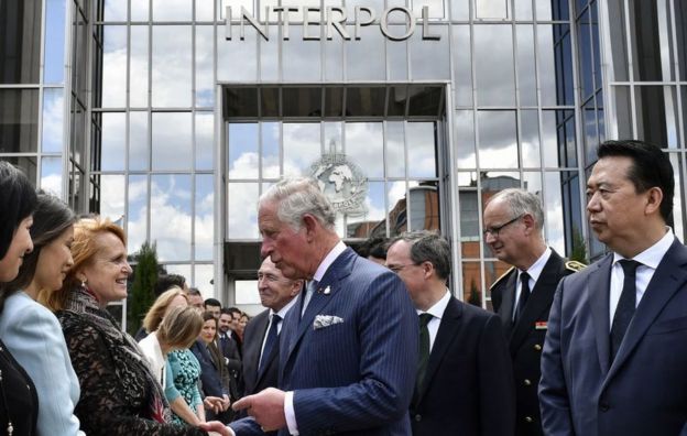 Meng Hongwei y el Príncipe Carlos de Inglaterra durante su visita a la sede de Interpol en mayo de 2018.