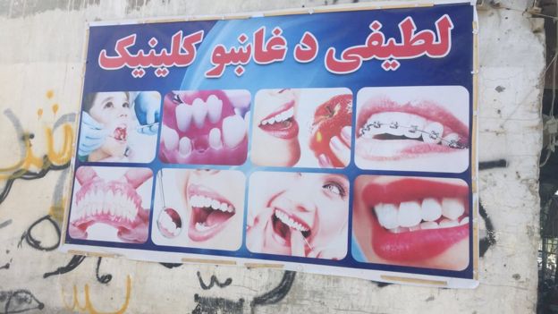 Sign advertising dentistry in Musa Qala