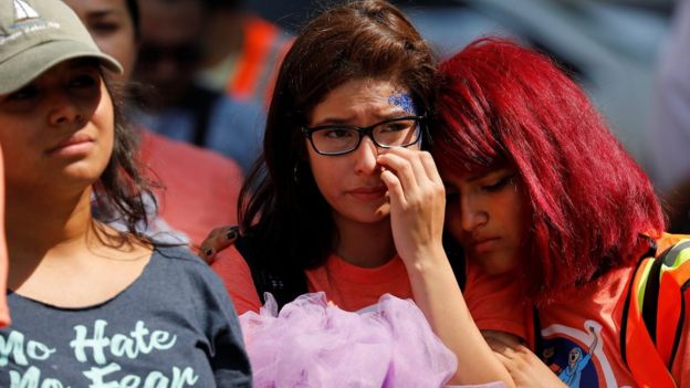 Unas adolescentes que protestaron contra el fin de DACA se consuelan