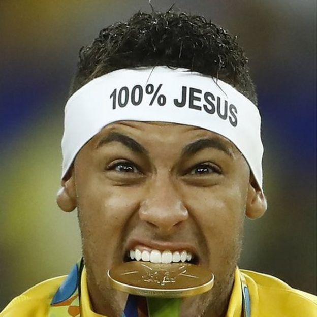 Neymar mordiendo la medalla de oro que ganó en Río 2016.