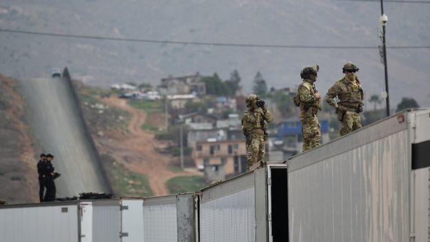 Militares de EE.UU. vigilan desde el muro fronterizo con México durante la visita de Donald Trump en marzo de 2018 a San Diego.