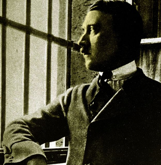 En esta rara fotografía, Adolf Hitler aparece en su celda en la prisión de Landsberg,