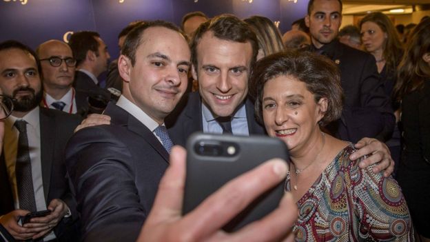 Emmanuel Macron chụp selfie với khách tại dạ tiệc hàng năm của Hội người Do thái Pháp ở Paris tháng 2/2017