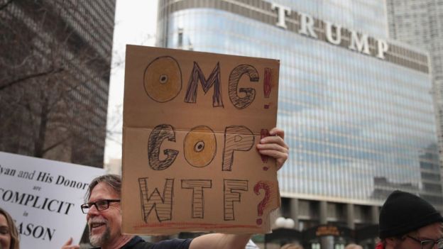 Manifestantes frente a Torre Trump.