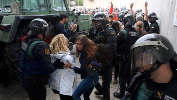 الشرطة الإسبانية تحاول منع الناخبين من الإدلاء بأصواتهم في أحد مراكز التصويت في كاتالونيا