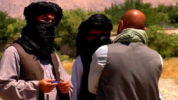 Talibanes conversan con el periodista de la BBC Auliya Atrafi