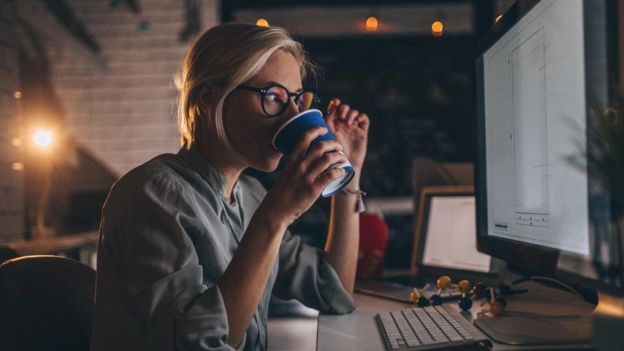 موظفة تتناول مشروبا