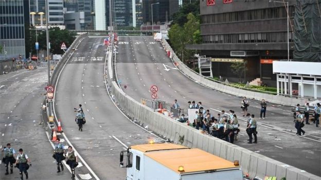72 người trong độ tuổi từ 15 đến 66 bị thương trong cuộc đụng độ, trong đó có hai nam giới đang trong tình trạng nguy kịch