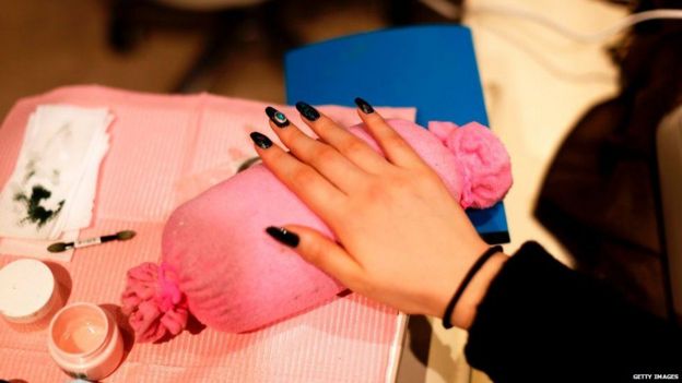 Mano en sesión de manicura