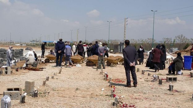 تدفین قربانیان کرونا در ایران