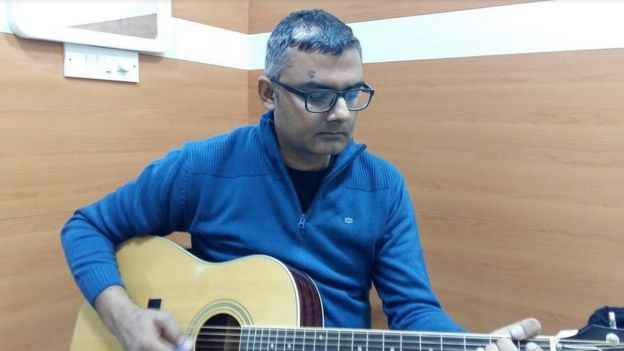 هندي يعزف الغيتار أثناء خضوعه لجراحة في المخ _97032779_737e13da-95e8-4070-98ad-a3e00493f312