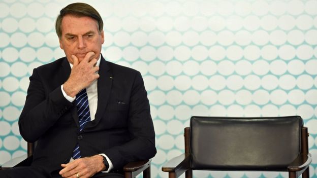 Bolsonaro sentado em cadeira durante evento