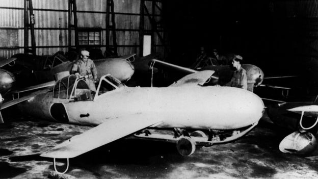 Personal del ejército estadounidense examina un avión kamikaze japonés en 1943.