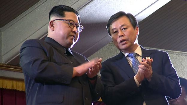 Kim Jong-un ao lado de Do Jong-whan
