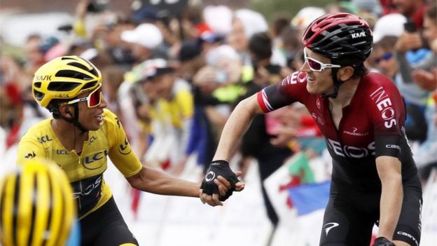 Geraint Thomas, felicita a su compañero Egan Bernal al cruzar la meta en Val Thorens.