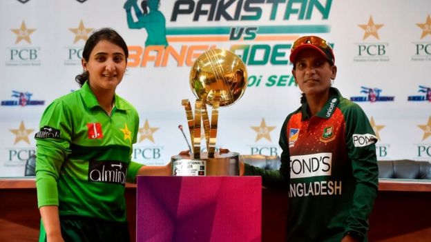 বাংলাদেশ ও পাকিস্তানের নারী ক্রিকেট দলের দু্ই অধিনায়ক।