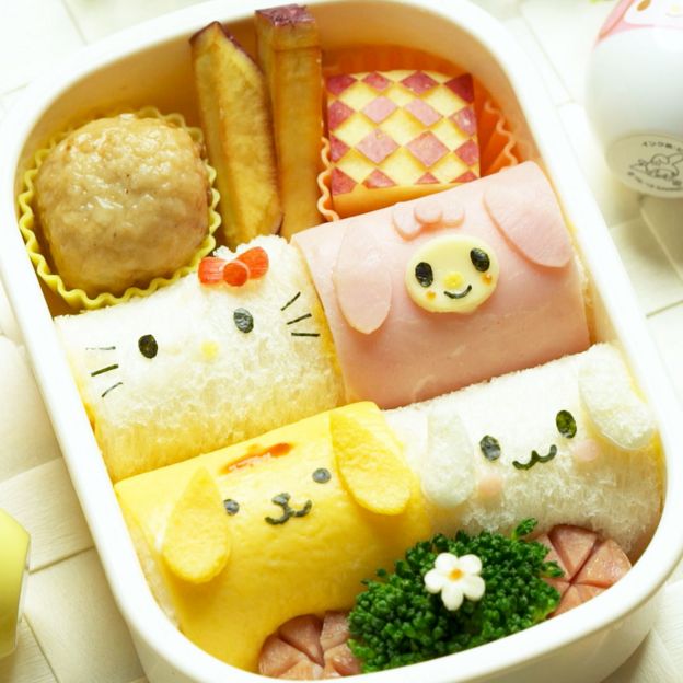 Một hộp kyara-ben bento không dùng cơm mà gồm các miếng bánh sandwich.