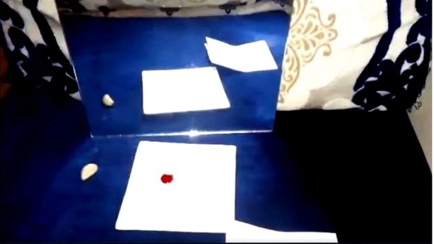 Imagen de un video que dice mostrar que el mercurio rojo -como Drácula- no se refleja en los espejos