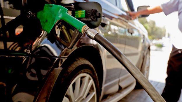 yakıt alan bir araç