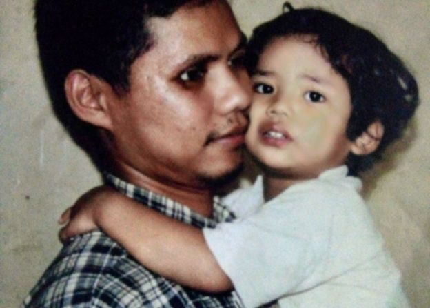 বাবার কোলে রিজকি।