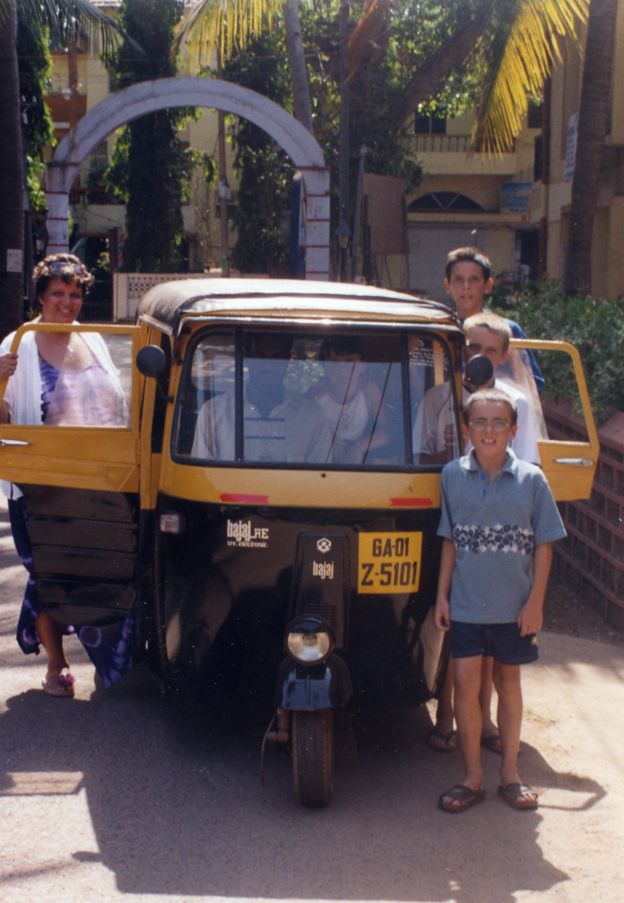Familia Forkan na Índia, posa para foto junto a um Tuk Tuk, espécie de triciclo usado como meio de transporte