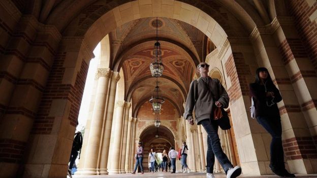 طالبات يسرن داخل إحدى الجامعات