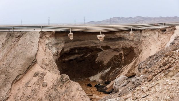 Autopista del norte de Chile dañada por las lluvias.