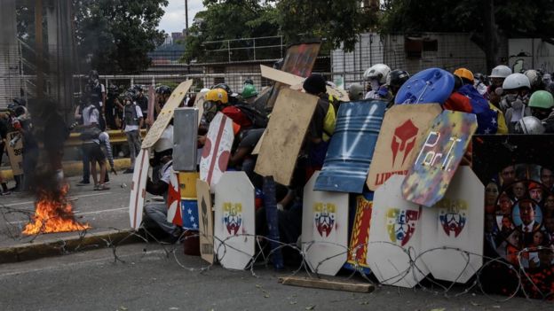 Manifestantes con escudos