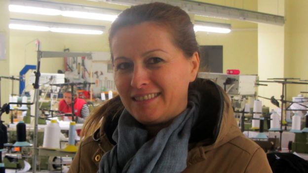 Mirela sedang berada di pabrik di Shkodra
