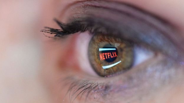 Logo do Netflix refletido no olho de uma pessoa