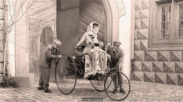 Bertha Benz sobre seu carro, com rodas de madeira