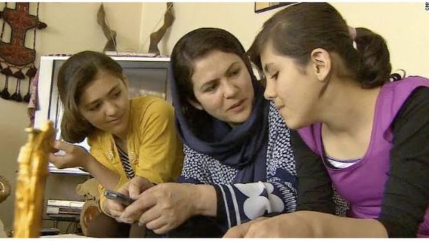 فوزية تولت رعاية ابنتيها بعد وفاة زوجها أثناء احتجازه لدى حركة طالبان