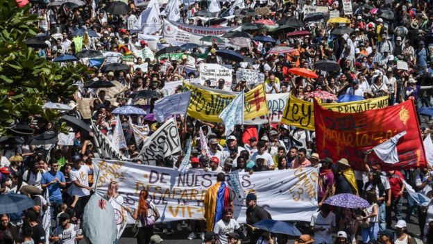 Ulusal Grev barışçıl gösterilerle başlamıştı. Medellin şehrinde sendikalar meydanlara çıktı.