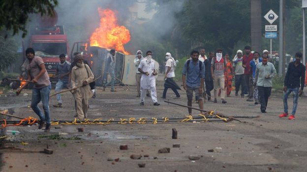 বাবা রাম রহিমের সাজার পর ছড়িয়ে পড়া সহিংসতায় ত্রিশেরও বেশি লোক মারা যায়
