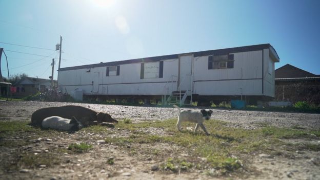 Casa-trailer estacionada na cidade de Escobares sob dia ensolarado