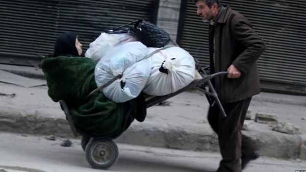 Un hombre huye con una mujer.